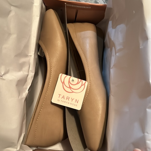 Taryn Rose Women's Faux Leather Flats Shoes NIB Beige Nude FITS LIKE A 6-7 size - Picture 11 of 13